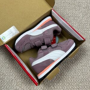 NEW Puma Toddler Sneakers Shoes Vista V Elderberry and White Size 6C new in box